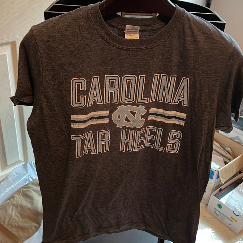 Gray unisex Carolina Tar Heels size Medium tee shirt (men’s or l ladies)